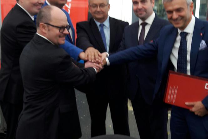 Podpisanie umowy między BGKN i Pocztą Polską