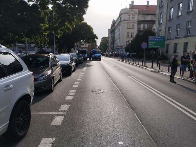 Paraliż w Katowicach. Rozpoczął się protest górników i hutników. "Stal się hartuje, a rząd ją rujnuje"