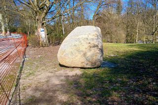Wielki głaz w Parku Kasprowicza
