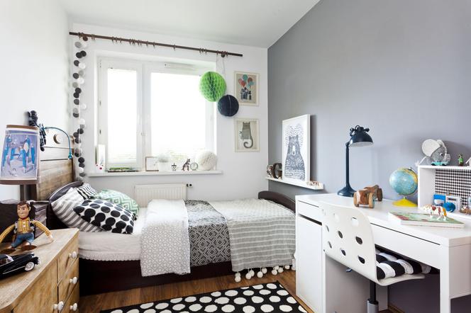 Pokój chłopca w skandynawskim stylu w szarości i bieli