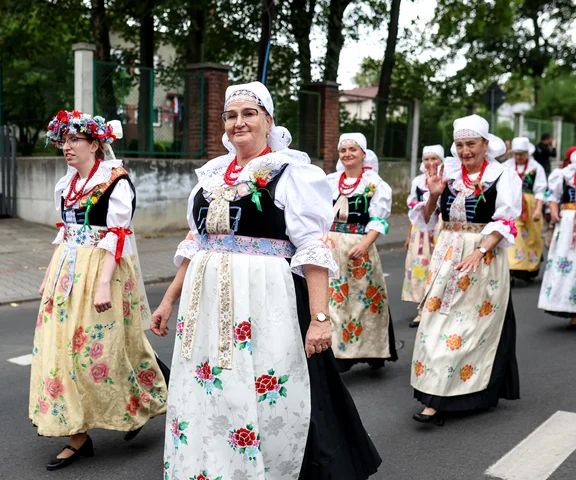 Dożynki w Katowicach-Kostuchnie. Ulicami przeszedł barwny korowód