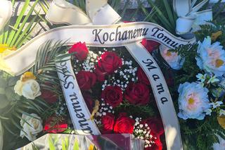 Tomasz zginął w tragicznym wypadku BMW w Dobrzechowie.  Jego grób tonie w morzu kwiatów [GALERIA]