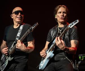  Joe Satriani i Steve Vai (Satch/ Vai) prezentują wspólny premierowy singiel! The Sea of ​​Emotion, Pt. 1 zachwyva riffem!