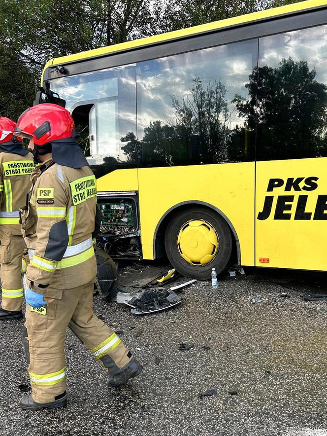 Wypadek autobusu w Karpaczu. Osobówka wjechała prosto pod jego koła. Jest wieku rannych [ZDJĘCIA].