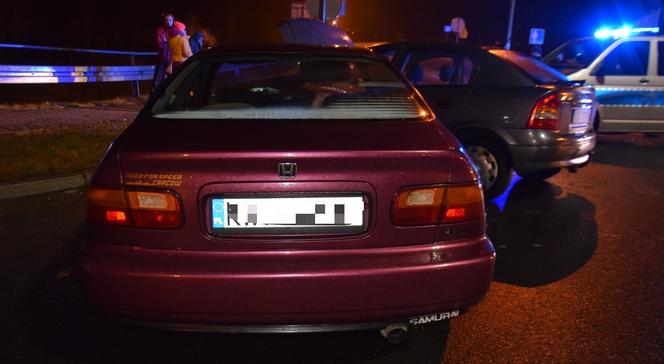 18-letni kierowca wjechał na rondo pod prąd. Zderzył się z prawidłowo jadącym autem