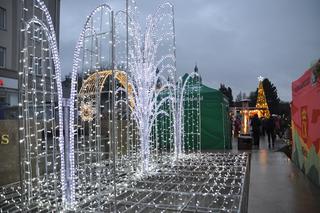 Świąteczne iluminacje na deptaku i Placu Artystów w Kielcach