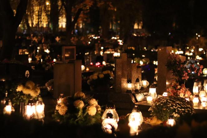 Tysiące płomieni. Tak wygląda lubelski cmentarz po zmroku. Zobaczcie!