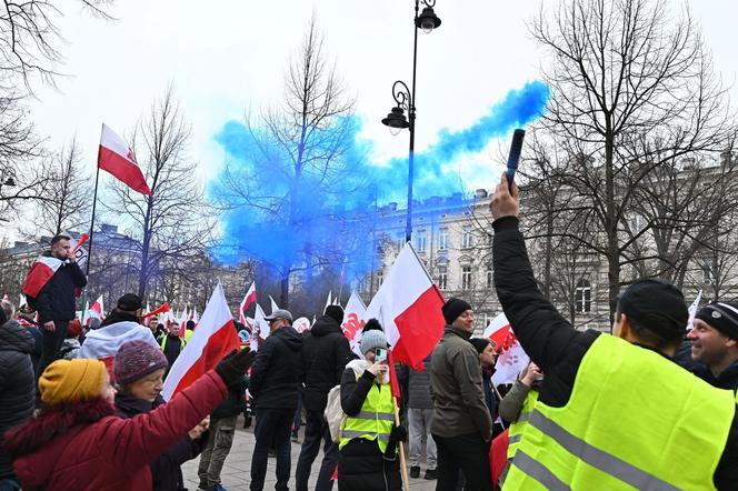 Niespokojny protest rolników w Warszawie. Służby obrzucone puszkami po piwie i petardami