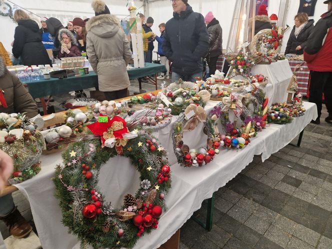 Mikołajkowy weekend w Pucku. Lodowe Lwy Morskie, jarmark i impreza świąteczna w stylu PRL! 