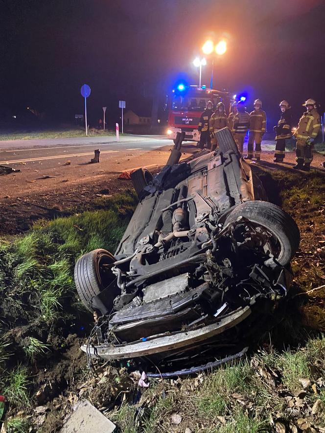 Niebezpieczne manewry na drogach. Kraksa w Lesznie i dachowanie pod miastem