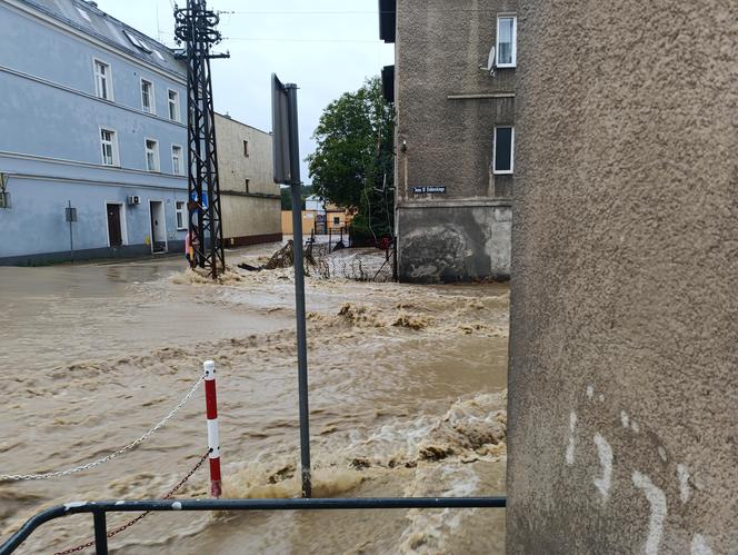 Zagrożenie powodziowe. Głuchołazy. Woda przelała się przez wały. Zalewa miasto