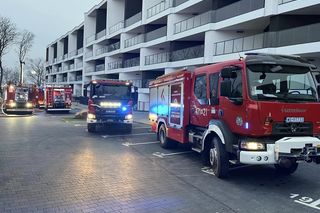 Tragiczny pożar w Zegrzu. Spłonął cały budynek. Jedna osoba nie żyje