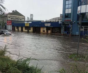 Burze i ulewa nad Radomiem. Są zalane ulice i ... pożar lasu 