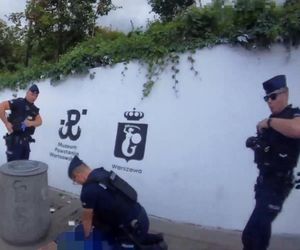 Mężczyzna spadł z muru i przestał oddychać! Heroiczna akcja policjantów