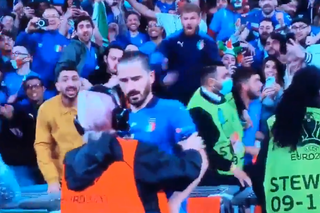 Pani steward pomyliła piłkarza z kibicem i wysłała reprezentanta Włoch... na trybuny! [VIDEO]