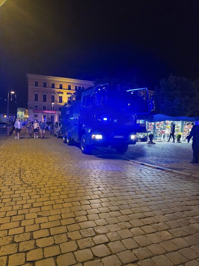 Wrocław. Burdy kibiców na Starym Rynku. Interweniowała policja [ZDJĘCIA].