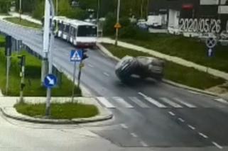 Groźna kolizja w Olsztynie! Auto dachowało, 64-latka straciła prawo jazdy [WIDEO]