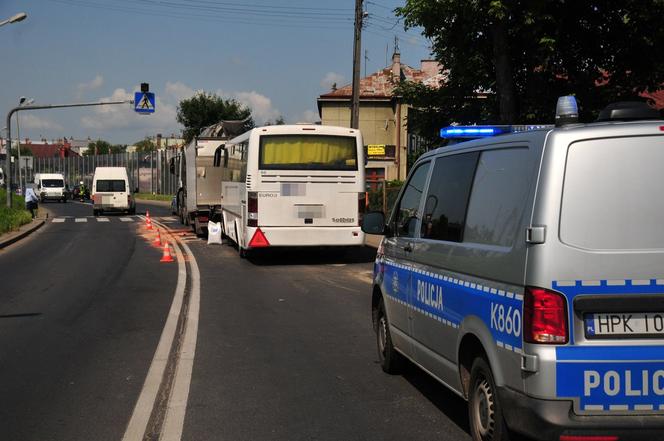 Zderzenie autobusu, betoniarki i chłodni w Jaśle [GALERIA]