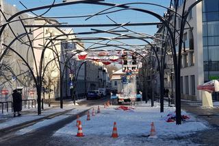 To koniec biało-czerwonych parasolek nad ul. Kilińskiego. Mamy zdjęcia z demontażu instalacji! [GALERIA]