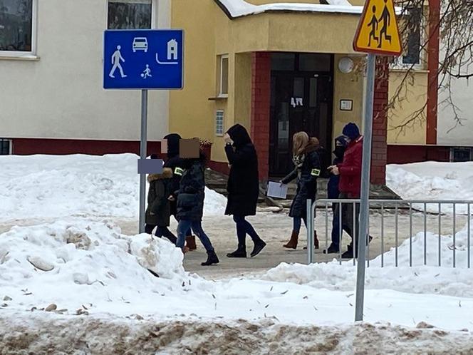 Próba porwania dziecka w Białymstoku. Rodzice są przerażeni. "Ciemny samochód, mężczyzna w okularach"