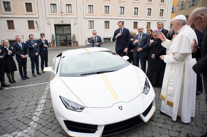 Papież Franciszek i jego Lamborghini