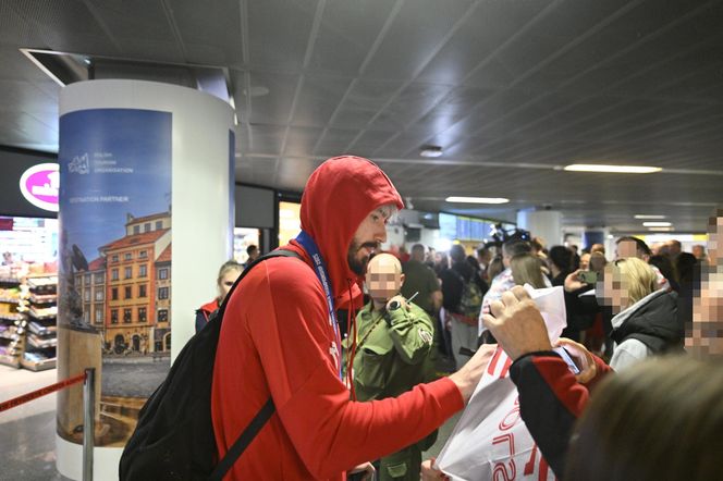 Kibice w szoku! Czekali na siatkarzy, a tu nagle wyszli polscy złoci medaliści