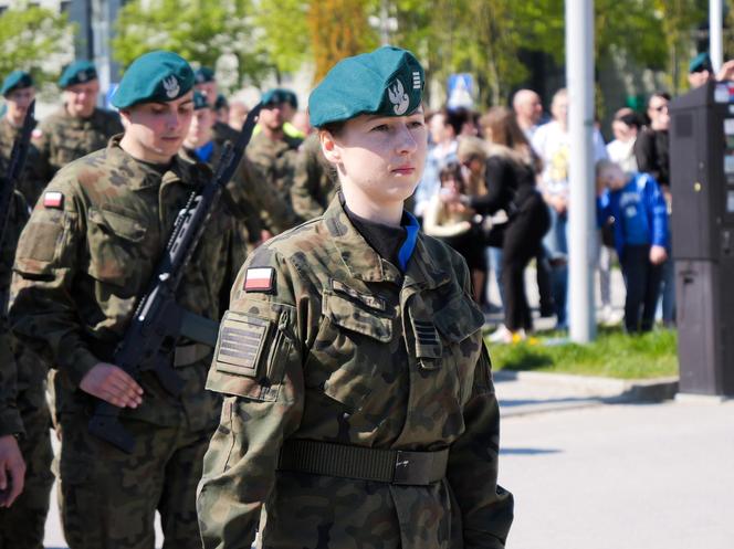 Ponad stu żołnierzy na Placu Solidarności w Olsztynie. Złożyli uroczystą przysięgę [ZDJĘCIA]