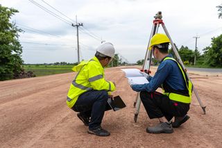 Ile kosztuje geodeta w 2025 roku? Porównujemy stawki za tyczenie budynku w różnych województwach 