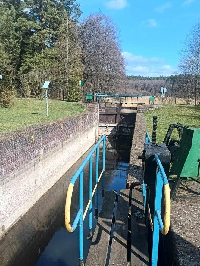Ta malownicza wieś na Mazurach leży tylko dwie godziny drogi od Olsztyna. Słynie z monumentalnej śluzy