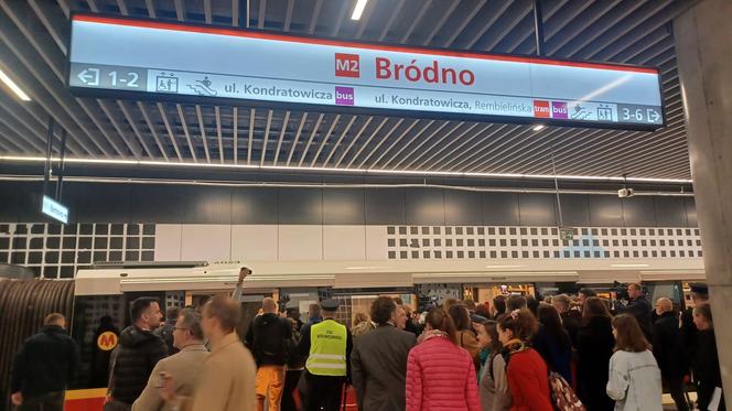 Metro na Bródnie wkrótce otwarte! Wielkie emocje, mieszkańcy tłoczą się przy wejściu