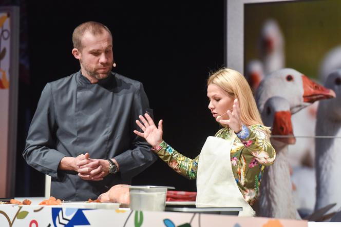 Katarzyna Bujakiewicz przyrządza gęś pod okiem szefa Kuchni Artura Moroza