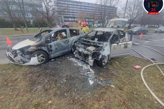 Warszawa, Ochota. Dwa auta doszczętnie spłonęły! Dramatyczna akcja strażaków