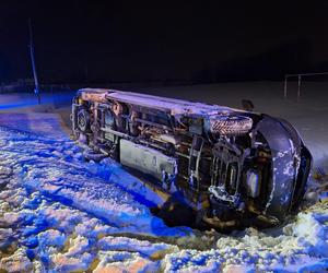 UWAGA ślisko! W Kałkowie bus wypadł z drogi i przewrócił się na bok