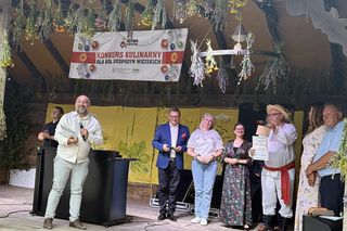 Członkowie Zespołu Pieśni i Tańca Ziemi Łosickiej zaprezentowali regionalne utwory takie jak „Jezioro” oraz „Polka Wiśniewska”