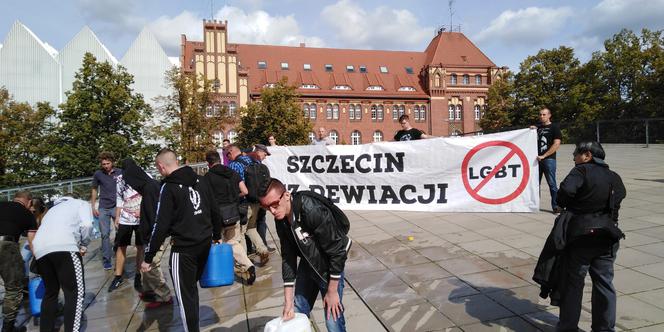 Przeciwnicy Marszu Równości zmyli napisy i tęczową flagę na pl. Solidarności! [ZDJĘCIA]