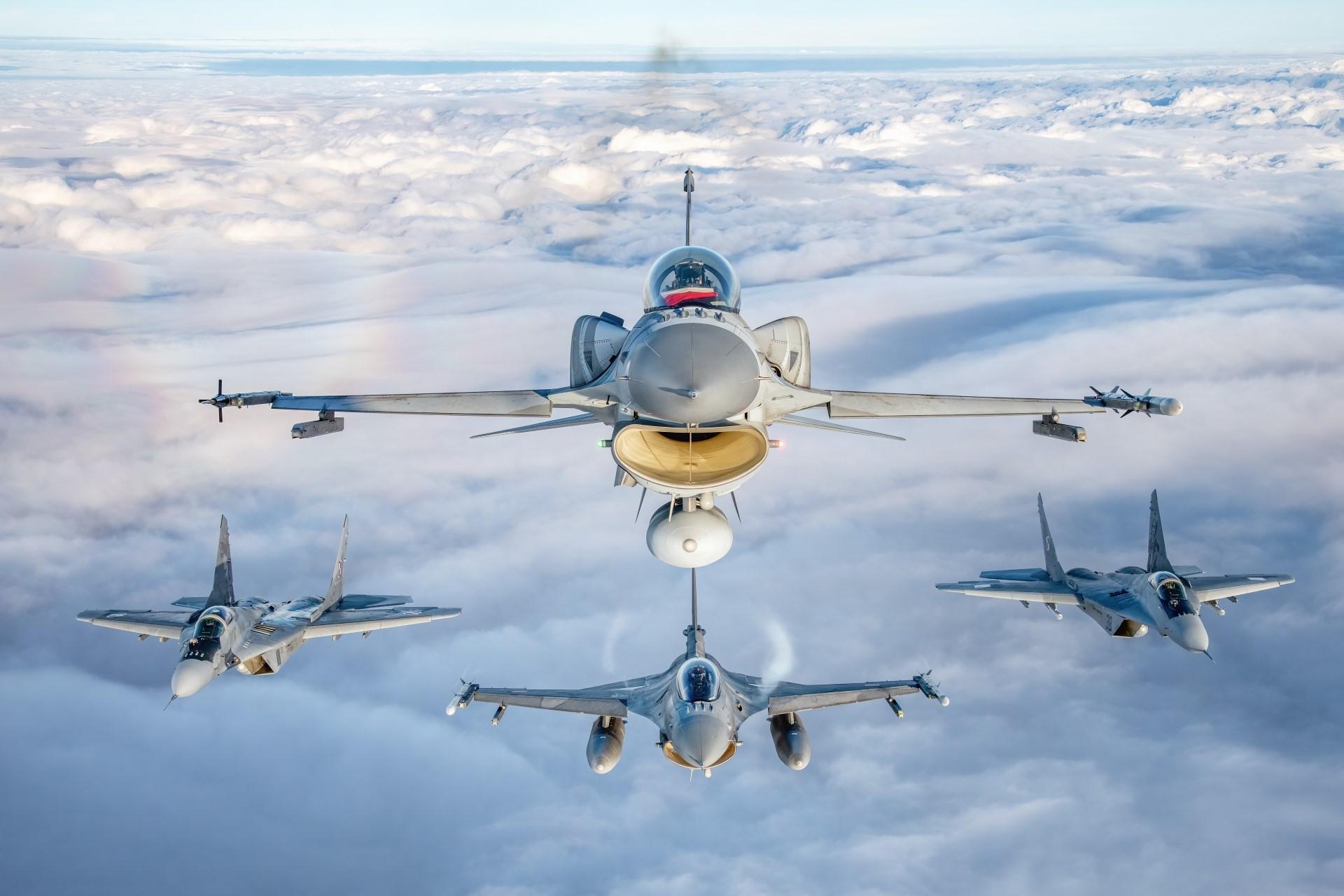 Myśliwce MiG-29 i F-16 nad Malborkiem