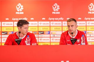 Kamil Grosicki zapytany o decyzję Lewandowskiego. Odpowiedział bez wahania, kapitan ma nad czym myśleć