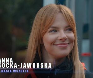 Nowa czołówka Na sygnale od 733 odcinka. Basia Wszołek (Anna Wysocka-Jaworska)