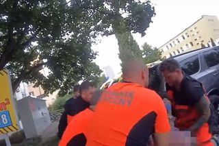 Policjantka ratowała życie 89-latkowi, policjant pobiegł po karetkę. Jest film z tej akcji w Toruniu