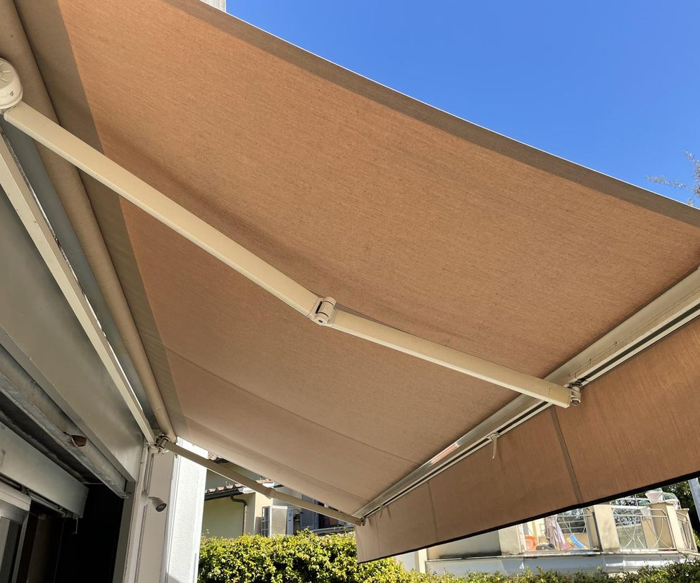 Czym osłonić balkon, gdy parasol nie wchodzi w grę? 