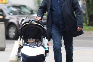 Joachim Brudziński na spacerze z wózkiem