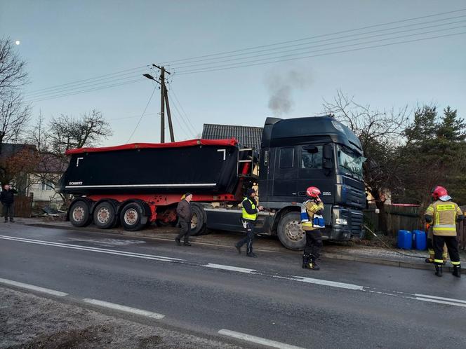 Wypadek ciężarówki i dwóch osobówek w Wąchocku! W akcji grupa chemiczna ze Skarżyska