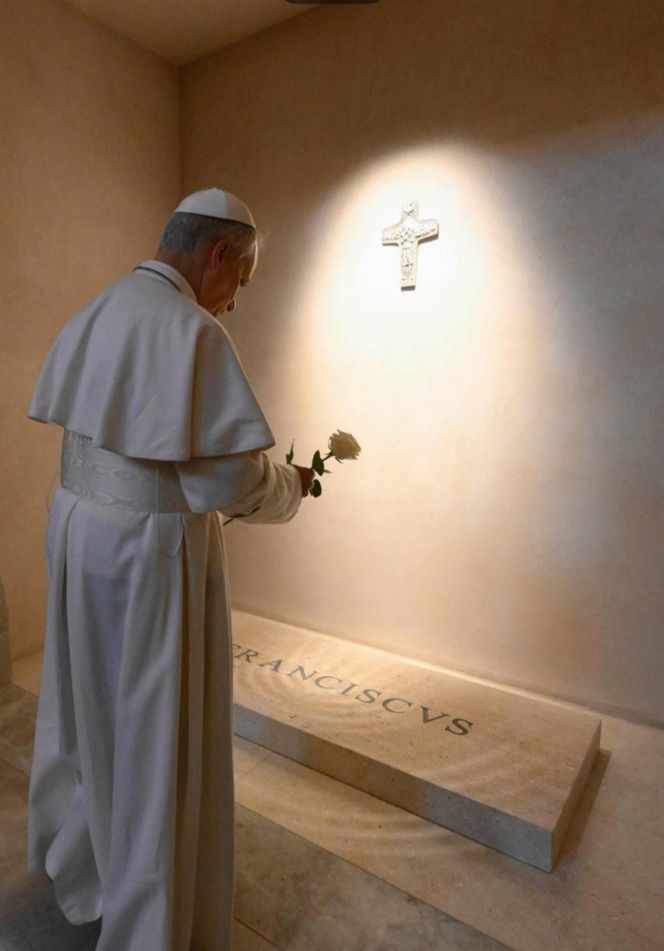 Papież Leon XIV odwiedził grob Franciszka! Wzruszająca modlitwa