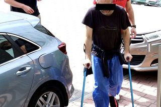 Daniel W. ruszył z młotkiem na policjanta. Potem padł strzał. 49-latek usłyszał zarzut