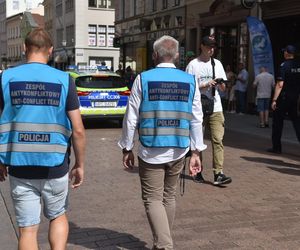 Marsz Milczenia dla Klaudii w Toruniu. „Niech nasza cisza przemówi głośniej niż słowa” [GALERIA]