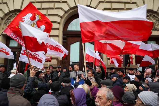 Kraków. Protest w obronie mediów publicznych. Barbara Nowak: „Zawszańcy nas sprzedali”, zgromadzeni: „Wolna Polska!”