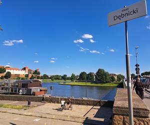 Znicze przy moście Dębnickim w Krakowie. Tam wygląda miejsce wypadku po tragicznej śmierci czterech młodych mężczyzn