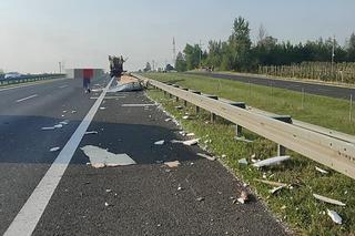 Potworny wypadek pod Białobrzegami! 55-latek zjechał nas pas awaryjny, ale zmiażdżyła go ciężarówka [ZDJĘCIA]