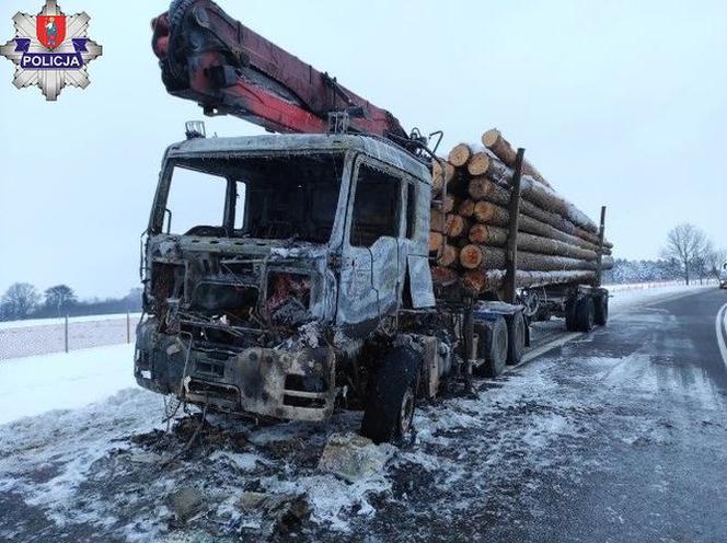 Dramatyczna akcja na krajowej 17-tce. Kabina ciężarówki stanęła w płomieniach