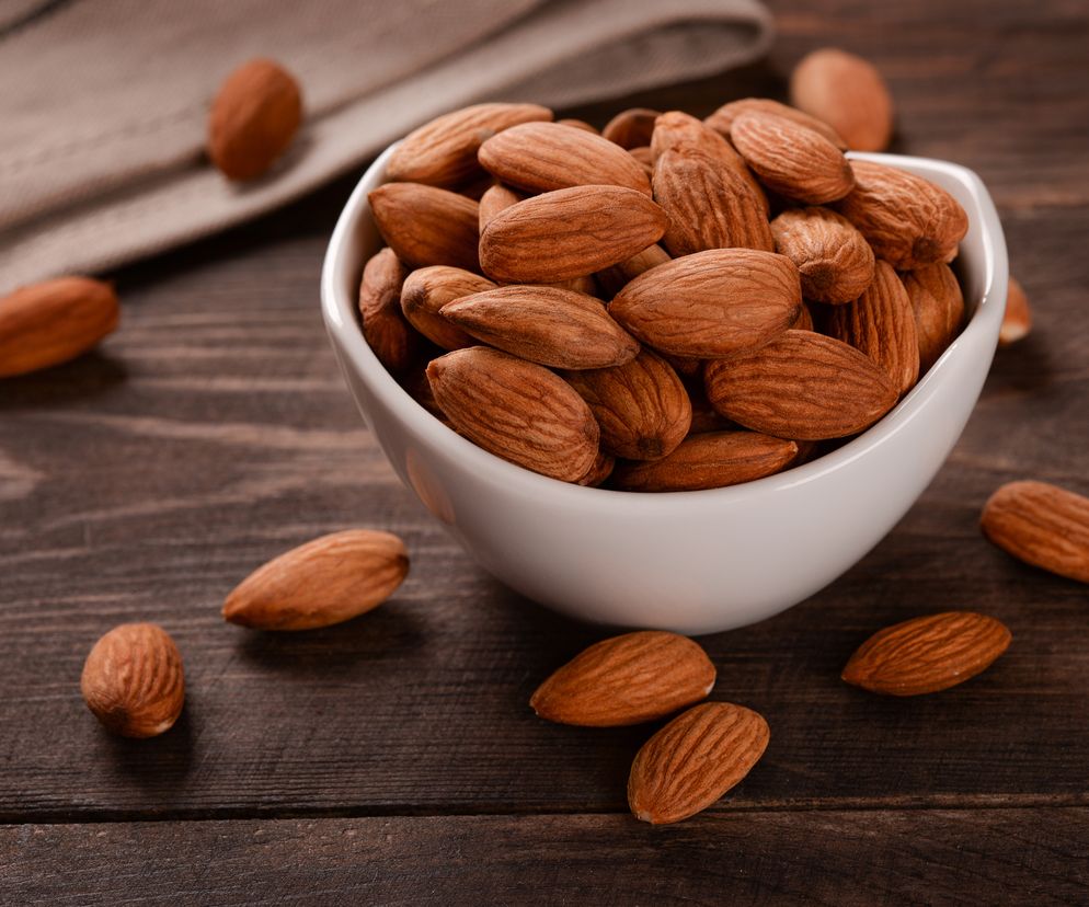 Powołując się na badania naukowe, okazuje się, że osoby, które regularnie spożywają migdały, są o wiele mniej narażone na zachorowania na raka. Dlatego, że migdały mają potencjał w obniżaniu ryzyka zachorowania na raka prostaty, raka piersi czy raka jelita grubego. A to dzięki zawartości fitosteroli, które wykazują silne działanie antynowotworowe. 